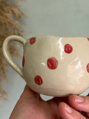 Taza pequeña de lunares por Paula Molina Art