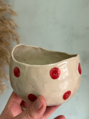 Tazón de lunares rojos, hecho a mano en gres por Paula Molina Art