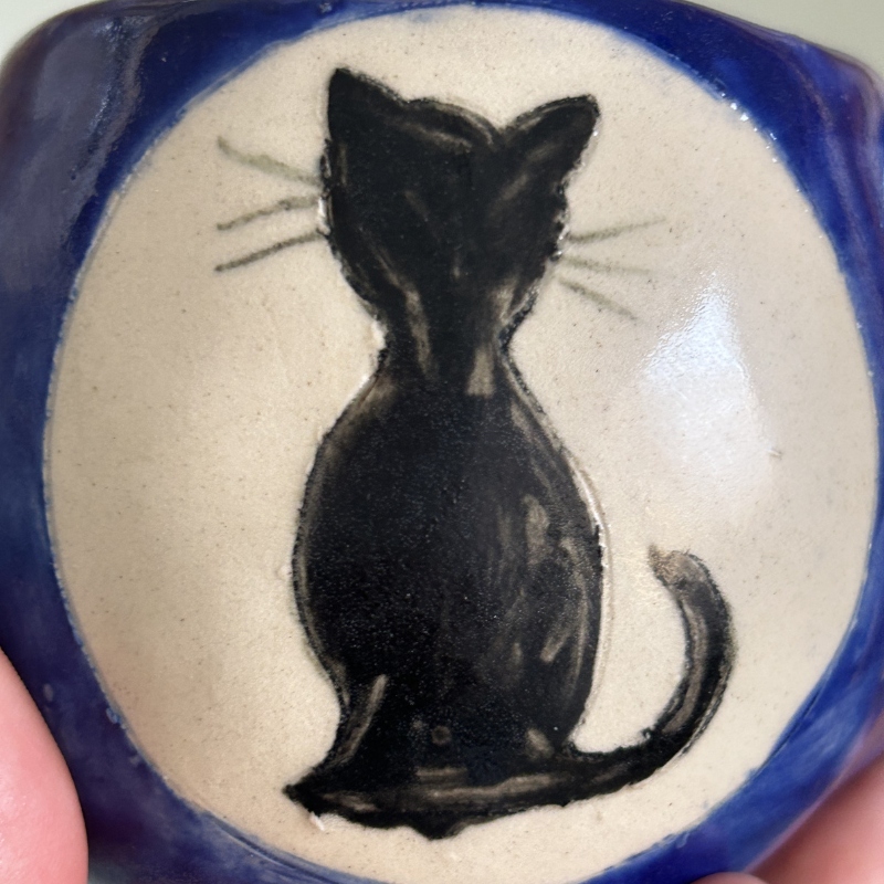 Taza de Gres "Gato bajo la Luna" – Cerámica Artesanal Azul Noche-Cerámica Artesanal Pintada a Mano 🐾 (copia) - Imagen 10