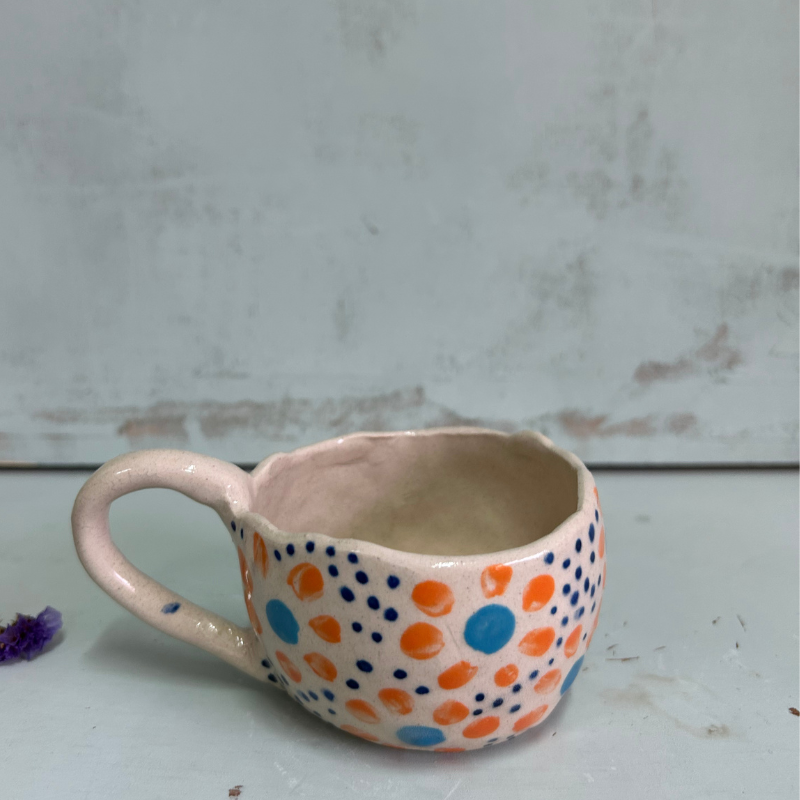 Taza pequeña con flores naranjas y azules por Paula Molina Art