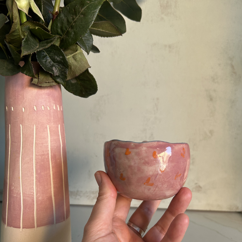 Taza artesanal “Yo soy luz” – Cerámica en gres pintada a mano rosa con corazones naranjas - Imagen 2