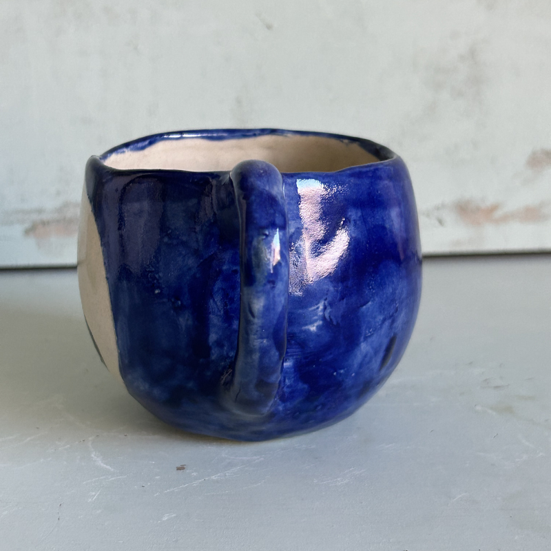 Taza de Gres "Gato bajo la Luna" – Cerámica Artesanal Azul Noche-Cerámica Artesanal Pintada a Mano 🐾 (copia) - Imagen 2