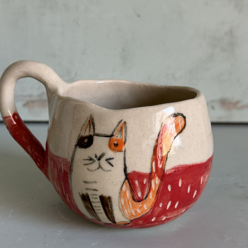 Taza de Gres "Gato " – fondo rojo esgrafiado– Cerámica Artesanal Pintada a Mano 🐾 - Imagen 10