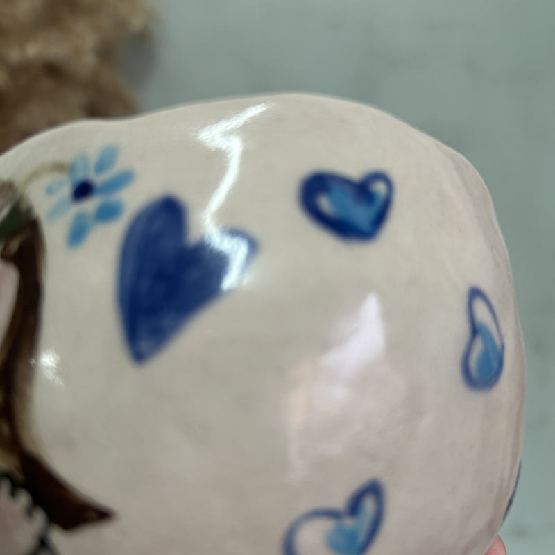 💙 TAZA GRANDE DE GRES ARTESANAL – ILUSTRACIÓN FEMENINA CON CORAZONES - Imagen 7
