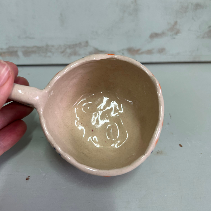 🧡 TAZA PEQUEÑA CERÁMICA BLANCA CON LUNARES NARANJA Y AZUL - Imagen 10