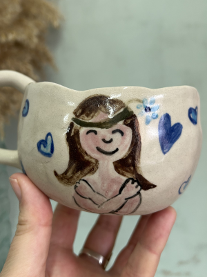 taza grande de gres artesanal con ilustración femenina y corazones azules pintada a mano- Paula Molina Art