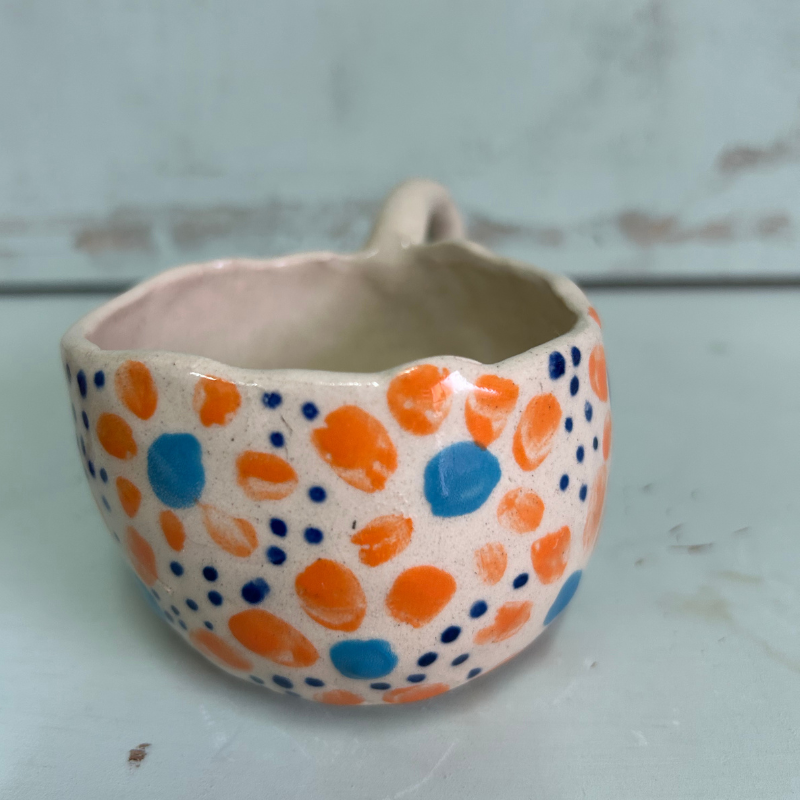 🧡 TAZA PEQUEÑA CERÁMICA BLANCA CON LUNARES NARANJA Y AZUL - Imagen 9
