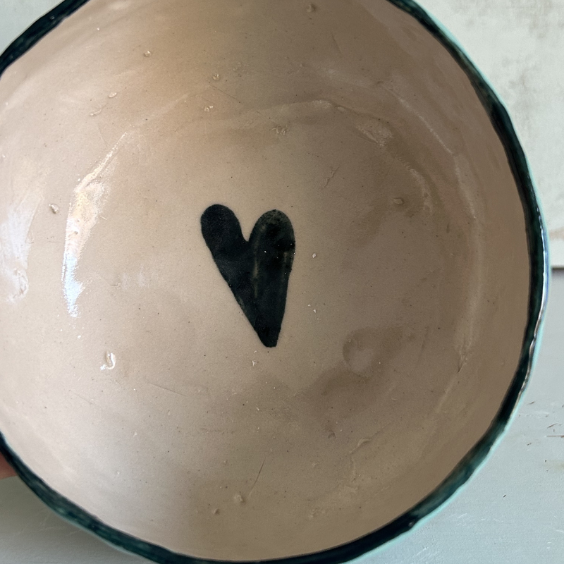 TAZÓN GRANDE DE GRES ARTESANAL – CORAZONES EN TONO VERDE AGUA Y CORAZONES VERDES OSCUROS - Imagen 8