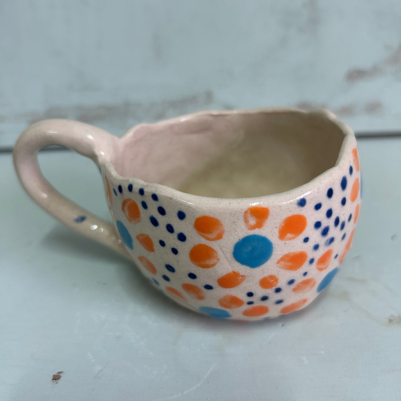 🧡 TAZA PEQUEÑA CERÁMICA BLANCA CON LUNARES NARANJA Y AZUL - Imagen 8