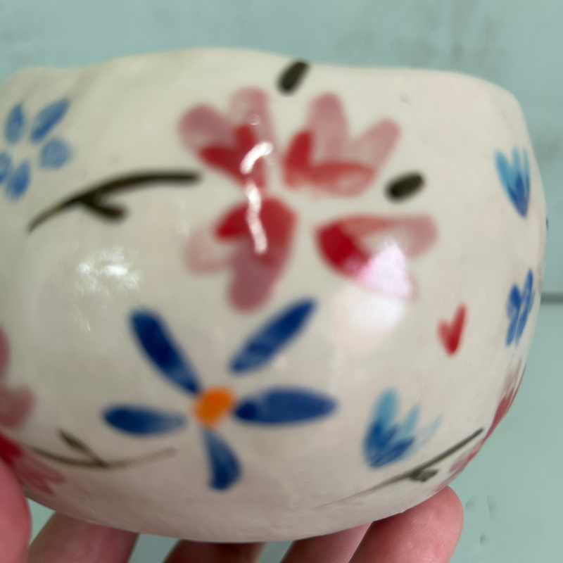 Taza artesanal “Yo soy verdad” – Cerámica en gres pintada a mano con flores - Imagen 6