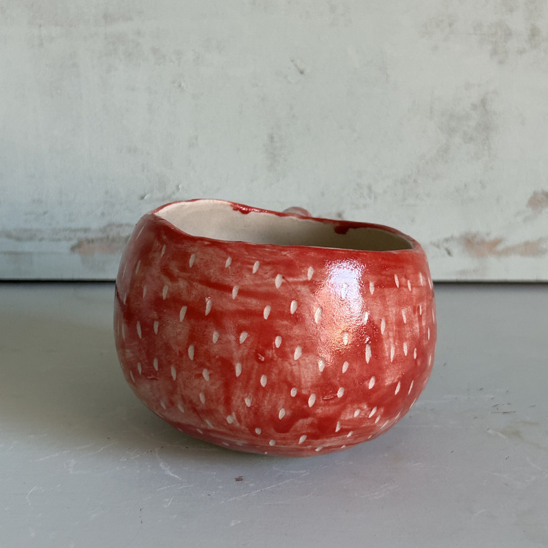 Taza de Gres Roja con Motas Esgrafiadas – Diseño "Lluvia de Estrellas" - Imagen 6