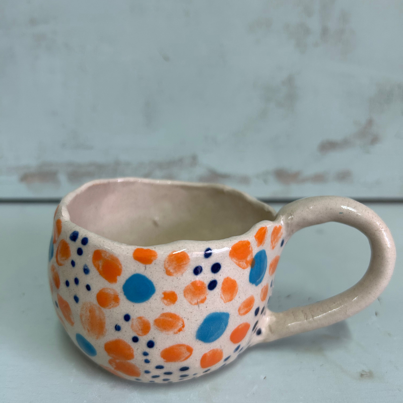 🧡 TAZA PEQUEÑA CERÁMICA BLANCA CON LUNARES NARANJA Y AZUL - Imagen 7