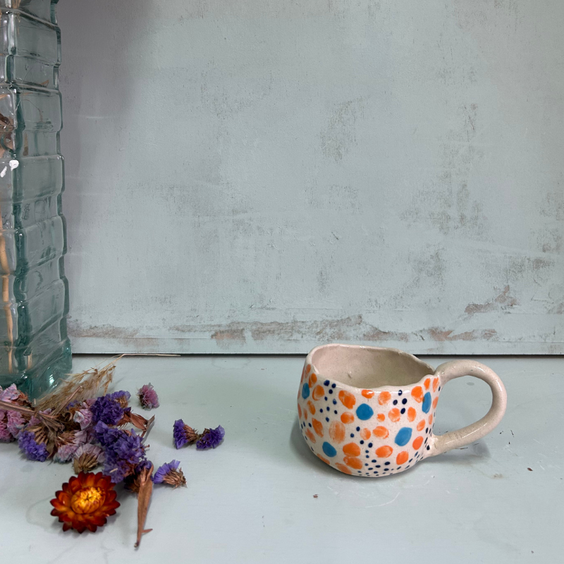 🧡 TAZA PEQUEÑA CERÁMICA BLANCA CON LUNARES NARANJA Y AZUL - Imagen 6