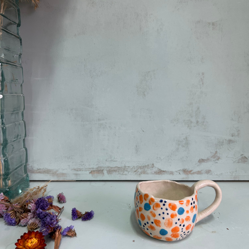 🧡 TAZA PEQUEÑA CERÁMICA BLANCA CON LUNARES NARANJA Y AZUL - Imagen 5