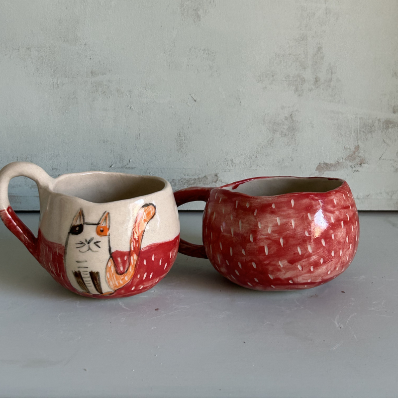 Taza de Gres Roja con Motas Esgrafiadas – Diseño "Lluvia de Estrellas" - Imagen 3