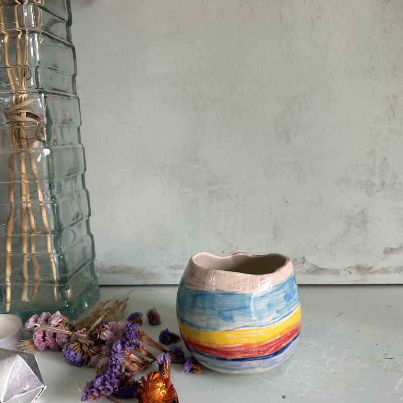 🌈 TAZA DE GRES ARTESANAL PINTADA A MANO – FRANJAS MULTICOLOR - Imagen 4