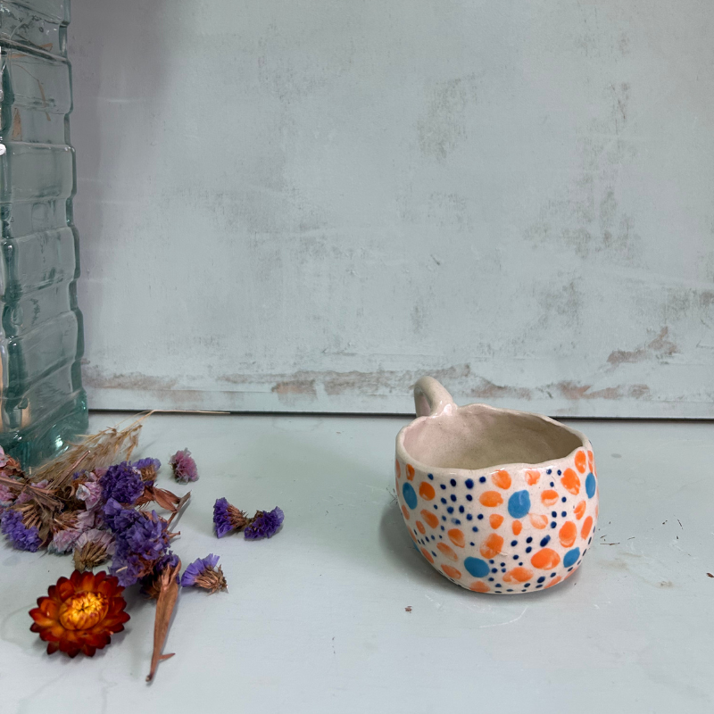 🧡 TAZA PEQUEÑA CERÁMICA BLANCA CON LUNARES NARANJA Y AZUL - Imagen 4