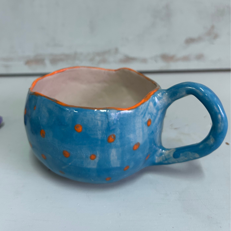 💙 TAZA CERÁMICA AZUL CON PUNTOS NARANJA - Imagen 4