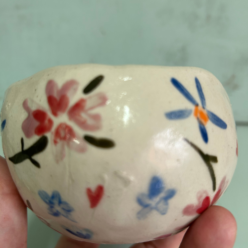 Taza artesanal “Yo soy verdad” – Cerámica en gres pintada a mano con flores - Imagen 8