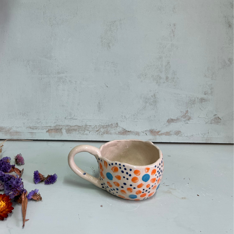 🧡 TAZA PEQUEÑA CERÁMICA BLANCA CON LUNARES NARANJA Y AZUL - Imagen 3