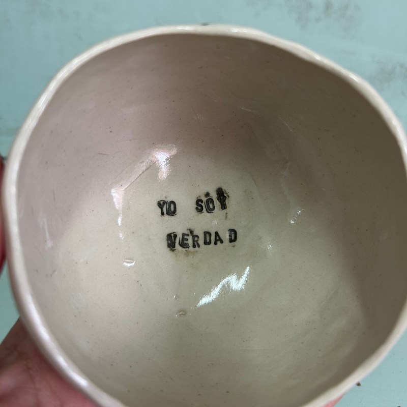 Taza artesanal “Yo soy verdad” – Cerámica en gres pintada a mano con flores - Imagen 10