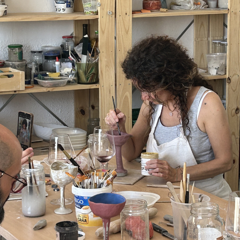 alumna trabajando barro en clase de cerámica